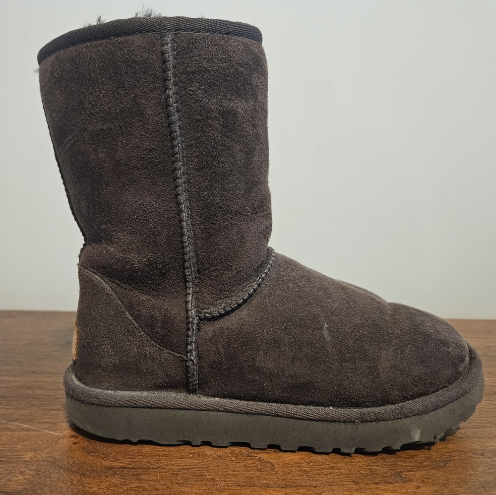 Classic Short Suede Ugh Boot - Dark Brown - Size 6